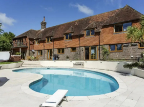 Sleeps10/18-parking-garden-pool-hottub-balcony