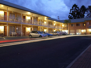 Coopers Colonial Motel