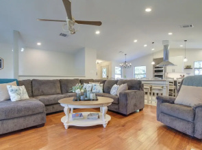 Lago Vista Home w/ Private Dock & Sport Court!
