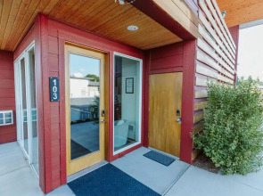 Brand New Downtown Studio w Kitchen