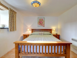 Picturesque Holiday Home in Bwlch-y-groes With Garden
