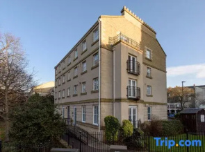 Modern central 2 bedroom apartment with parking