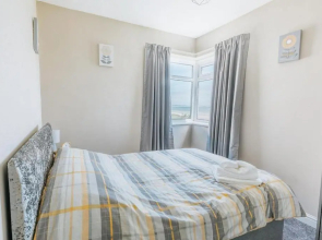 SEA VIEW - 3 bed apartment looking over Bridlington North Beach