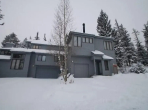 Red Fox Town home 3 Bedroom Apartment by Key to the Rockies