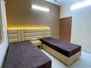 Host varanasi