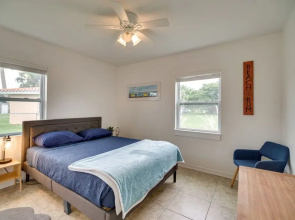Chic Melbourne Cottage w/ Fire Pit, 4 Mi to Beach!