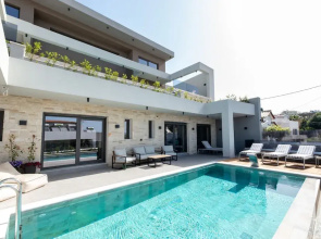 Villa Luna I 100m to Sea Free Heated Pool