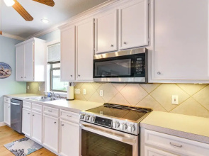 Crystal Beach Home w/ Deck + Ocean Views!