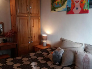 Comfy home-tropical garden & 5 min walk to beach