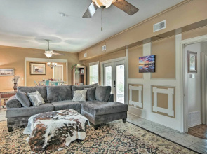 'coastal Cove' w/ Private Deck, 4 Mi to Beach