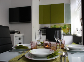 GoVienna Small Modern Apartment