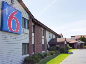 Motel 6 Saukville, WI
