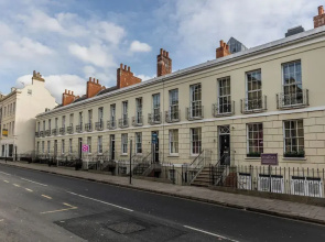Stunning 2 Bed in Centre of Cheltenham