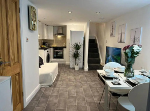 Jacuzzi Spa! Stunning Entire Guest House - Netflix