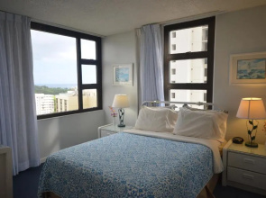 Romantic Waikiki Banyan 2513 with Ocean and Diamond Head Views and Free Parking!
