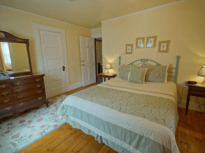 The Tuckernuck Inn