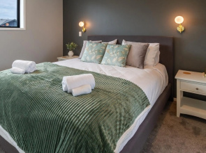 Art Deco 2 bed by Latimer Square