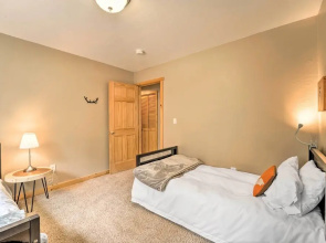 5 Mi to Donner Lake: Home w/ Shared Hot Tub