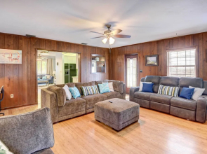 12 Mi to Beach: Cottage w/ Pool in Bradenton