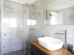צימר על הים גקוזי ואירוח איכותי Oceanfront Beach House W Jacuzzi