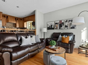 SPACIOUS 3,000 sq2 Luxury Home | PRIVATE Pool & Hot Tub | STEPS to Kinsmen Beach