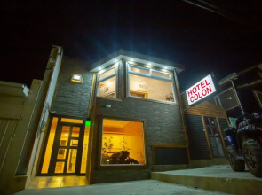 Hotel low cost y restaurant Colón