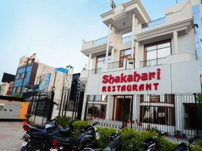 Capital O 7200 Hotel YKS