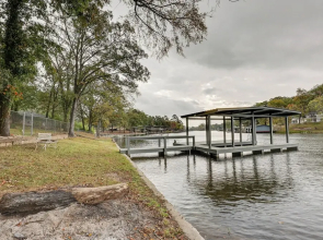 Spacious Hot Springs Lakehouse on Lake Hamilton!