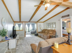 Bright Byrdstown Home w/ Views of Dale Hollow Lake