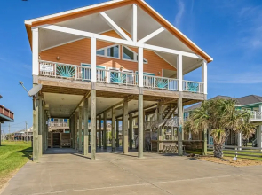 1 Holiday 4 Bedroom Home by RedAwning