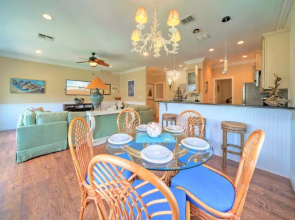 2 Homes in Las Palmeras by Avantstay Sleeps 18, Resort Pool + Private Patio Walk to Town, Golf Cart Zone