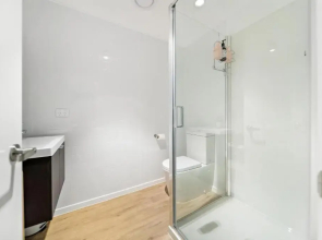 Stylish Brand New Apartment - 7 Minute walk to Town