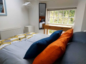 Lovely Riverside Perthshire Flat - Sleeps 8