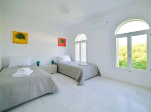 Coral Villa With 4 Bedrooms in Paros