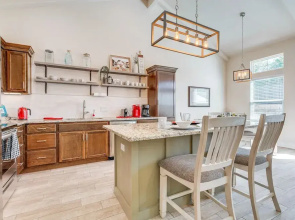 Idyllic Lago Vista Home < 1 Mi to Lake Travis!