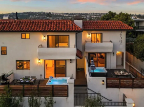 3 Condos, Steps to Beach, Rooftop Patio Trestles Trailhead Trio by Avantstay