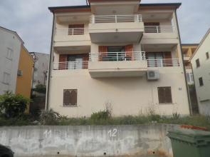 Gorgeous Biserka Apartment near the sea