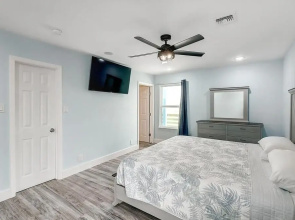 Laguna Shores 4 Bedroom Home by Redawning