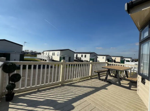 Statichomesleeps6-lakeview-petsok-balcony-parking