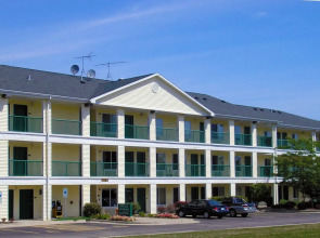 HomeTowne Studios by Red Roof Chicago - Waukegan