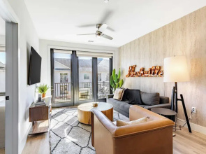 Sleeps 24 4 Modern Midtown Apartments w/ Gym + Pool Walkable to Shops & Eats