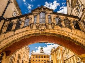 The New52 - A Modern 2 Bed Apartment Located in the Heart of Oxford City