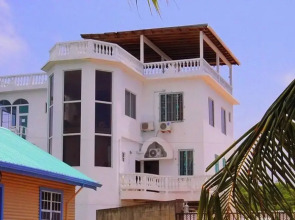Poolside Seaview Studio With Infinity Pool & Overwater Deck Near Airport, 1st FL
