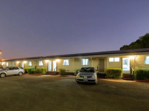 22 on Bowen Motel