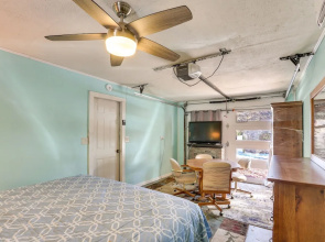 7 Mi to Downtown Denver: Lakewood Gem w/ Deck!