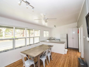 Lakeside Cabins & Holiday Village