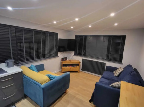 Town Centre Modern 1 Bed Self-contained Apartment