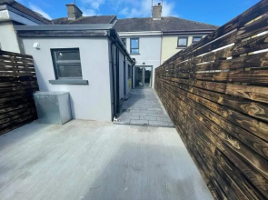 Modern 3 bed Townhouse newly refurbished free parking 10 mins walk to town centre , hospital and college. Wi-fi , Satellite TV, ideal rental for couples, families, professionals. Non smoking Premises