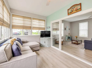 1 Mi to Moody Beach: Cottage w/ Pool Access!