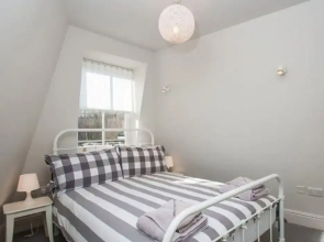 Central Quiet 2 Bedroom Townhouse With Office